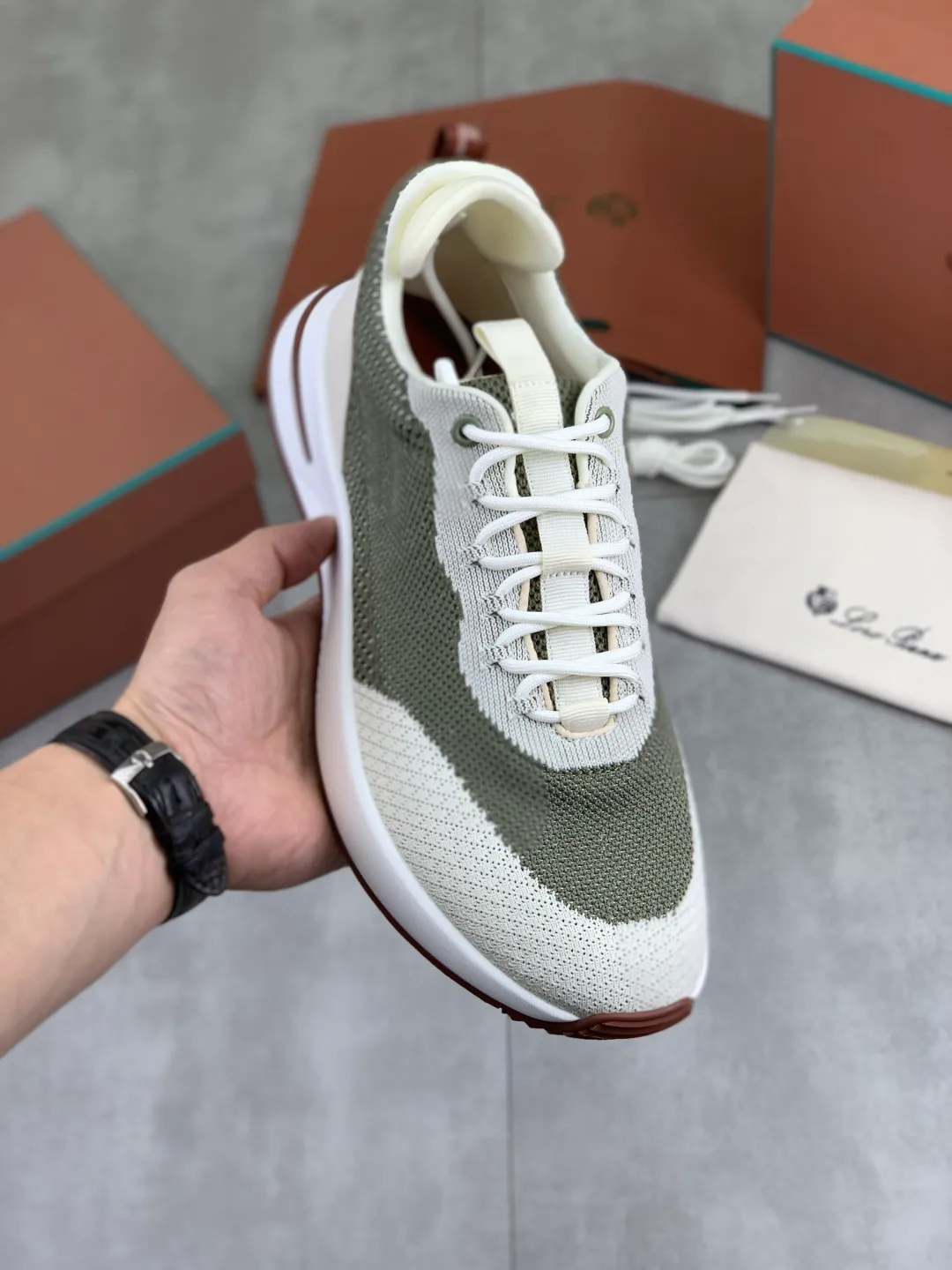 Men's men's shoes 💰P542 New style 💰High quality The latest casual shoes Loro Piana 💯Top grade💯Buy the original copy💯 Founded the existing Loro Piana company on April 24, 1924. The family has been operating for the sixth generation, providing top quality products to customers who are discerning in taste and quality. Imported original fly woven fabrics with cowhide fabric, plain calfskin lining, hand-stitched threads with cowhide feet, original packaging, high-end outsole, size: 38-46, multiple colors available, complete package